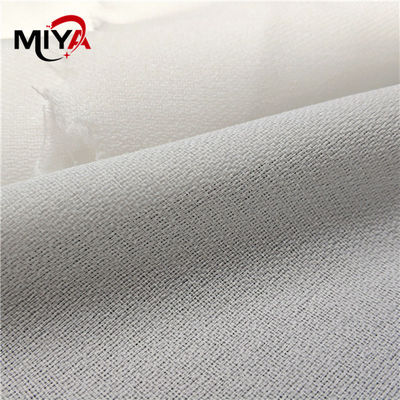 โพลีเอสเตอร์ / ฝ้ายเย็บได้ Interlining เหนียวนุ่มเหนียวทนทานสำหรับสิ่งทอภายในบ้าน